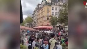 VIDEO Haos la deschiderea unui fast food din Paris. Sute de oameni s-au bătut pentru pui gratuit